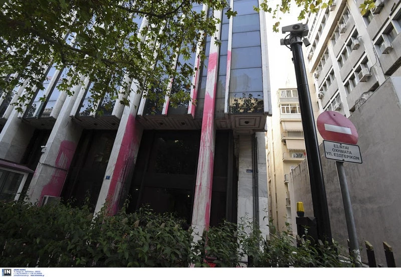 Βίντεο-ντοκουμέντο: Καρέ-καρέ η στιγμή της επίθεσης του Ρουβίκωνα στο ΥΠΕΞ